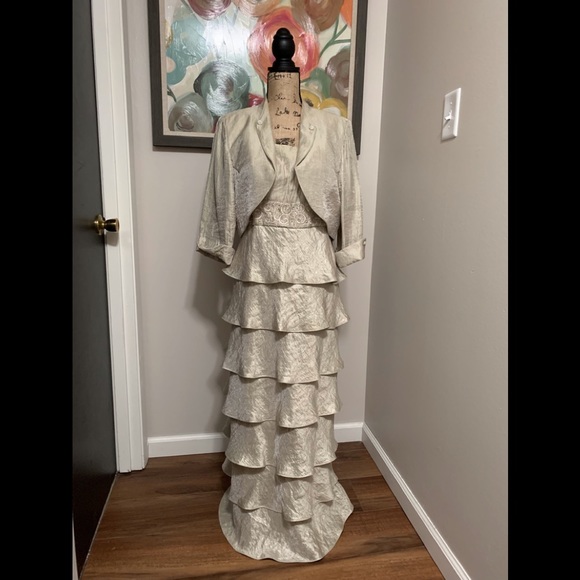 R&M Richards Dresses & Skirts - Stunning Mother of the Bride/Groom Dress❣️